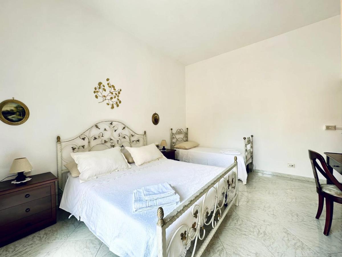 Family Relax Caracciolo Bed and Breakfast Neapel Exteriör bild